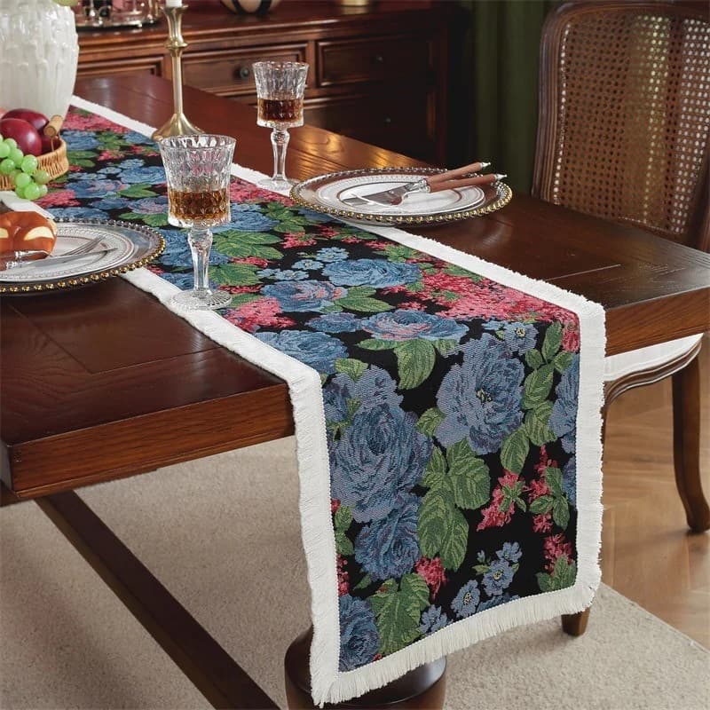 Nordisk bordløper med blomstermotiv