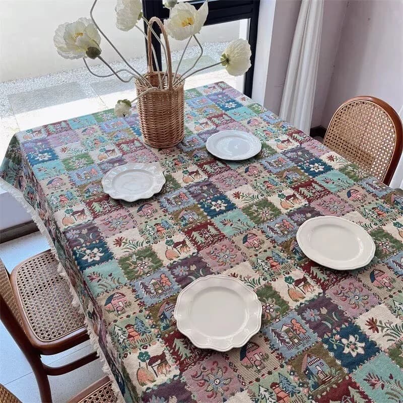 Rustikk bordløper og duk med jacquard-blomstermønster