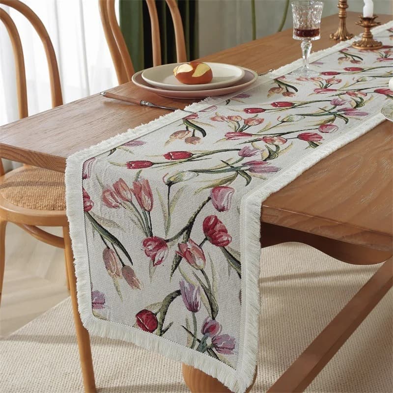 Blomstret bordløper til spisebord, seng og sideboard