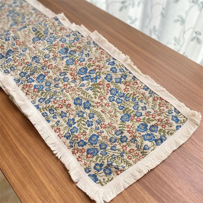 Bordløper i bomullsblanding med blomstermotiv