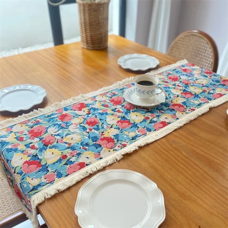 Nordisk blomsterdesign bordløper i jacquardvevd bomull og lin