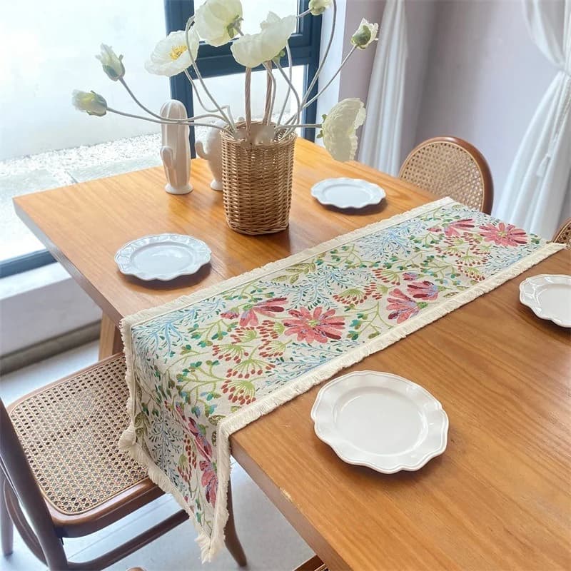 Bordløper i bomullsblanding med blomstermotiv