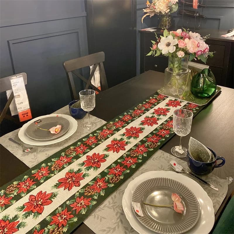 Julebordløper i bomullsblanding med jacquard, røde blomster, reinsdyr og gave