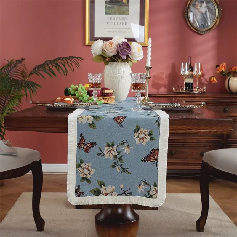 Nordisk bordløper med blomstermotiv